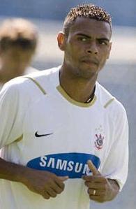 Wilson ex-Corinthians também está no livro, ele é ídolo no Japão