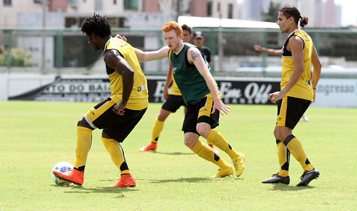 No treino, atacantes atuaram como defensores, enquanto os zagueiros se aventuraram no ataque 