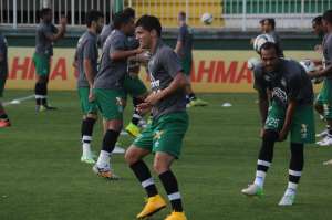 O técnico Jorginho treinou com portões fechados na Arena Condá