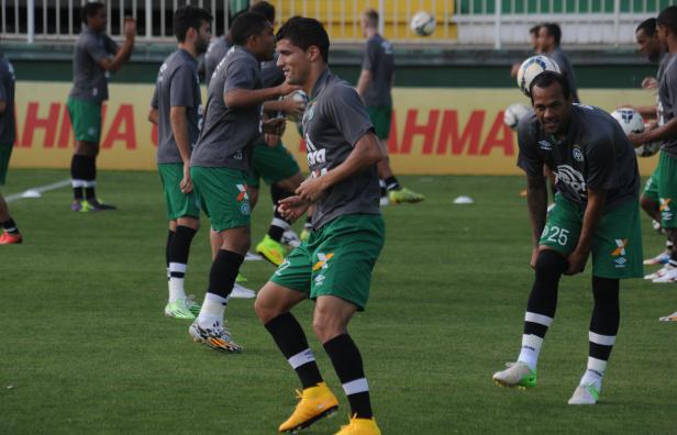 Os jogadores da Chapecoense fizeram um aquecimento rápido na Arena Condá e depois realizaram o coletivo apronto - Divulgação - Chapecoense-SC