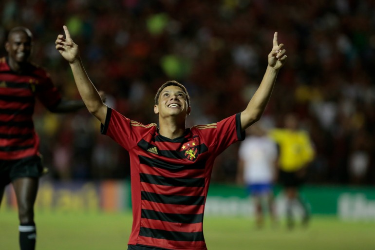 Mike, de apenas 18 anos, é titular no ataque do Sport 