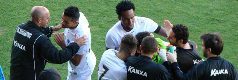Técnico André Gaspar abraça e orienta Sandro, no gol da virada do Bragantino sobre o Santa Cruz marcado por Geandro