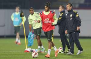 Ainda abalado, Thiago Silva diz estar infeliz no banco e sem braçadeira