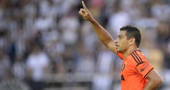 Diego Souza comemora golaço diante do Atlético Paranaense 