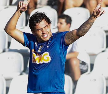 Ricardo Goulart marcou gol de mais uma vitória do Cruzeiro, cada vez mais perto do bicampeonato