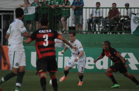 Chapecoense atacou bastante, mas não marcou. No final levou um gol do Vitória e perdeu. - Foto: Cleberson Silva - Chapecoense