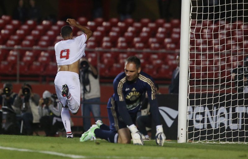Luis Fabiano marcou o primeiro gol do São Paulo contra Palmeiras