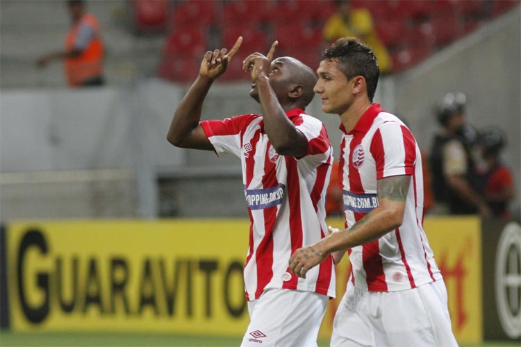 Sassá marcou o gol do Náutico diante do Luverdense