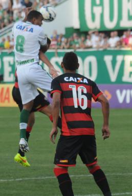 Chapecoense atacou sem eficiência e tomou um gol do Vitória no contragolpe - Foto: Cleberson Silva - Chapecoense