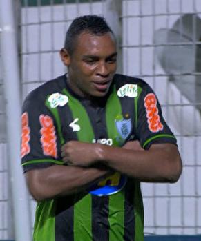 Expulso, o artilheiro Obina está fora do América-MG que enfrenta o Luverdense