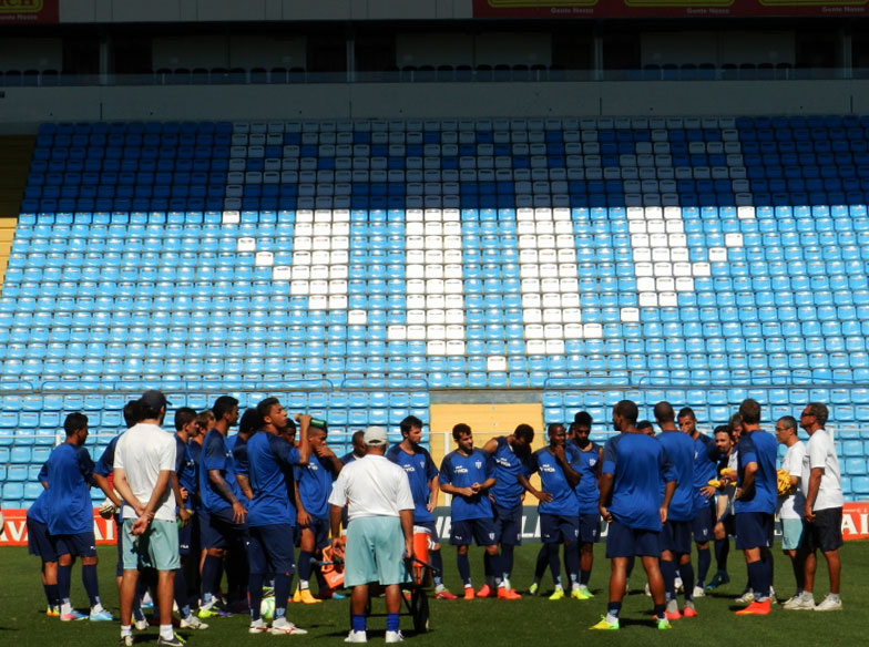 Jogadores do Avaí se reúnem antes da partida contra a Lusa
