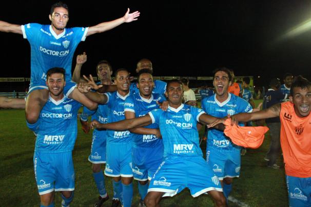 Jogadores do Novo Hamburgo comemoram o bicampeonato da Copa Metropolitana no Rio Grande do Sul - Divulgação