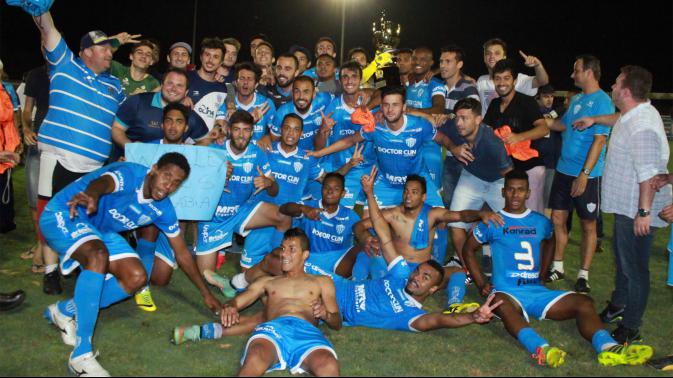 Jogadores do novo Hamburgo posam para a foto de campeão com a Taça da Copa Metropolitana - Divulgação