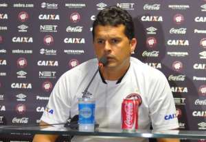 Especulado no Santos, Claudinei Oliveira renova e será o técnico do Atlético-PR em 2015