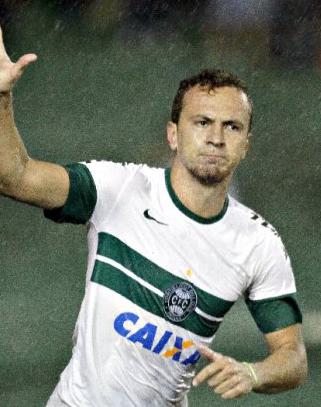 Zé Love pode ser titular do Coritiba contra o Vitória
