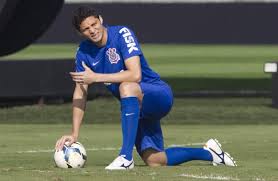 Anderson Martins treina, mas não pega o Goiás