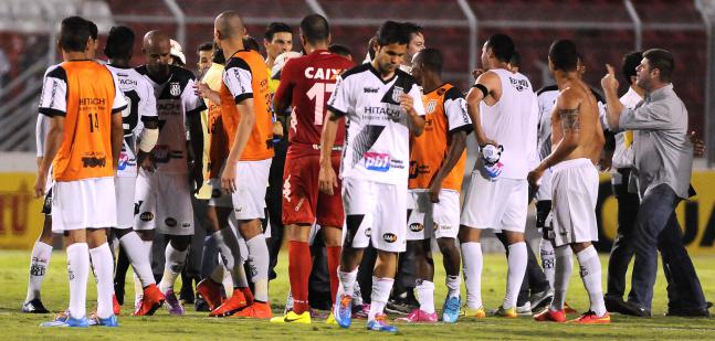 Márcio Della Volpe, à direita, invade o campo e xinga a mãe do juiz após vacilo da Ponte Preta no Majestoso - Foto: Rodrigo Villalba - AFI