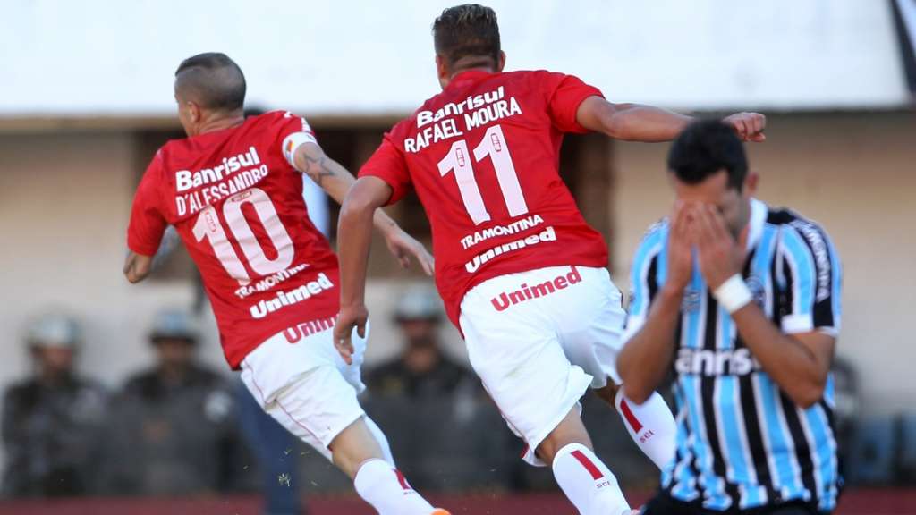 Rafael Moura ao lado do argentino D'Alessandro