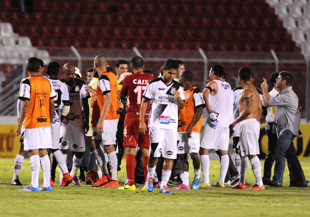 Jogadores, comissão técnica e Della Volpe (à dir.) reclamam com arbitragem - Rodrigo Villalba/AFI