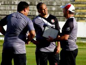 Série B: Após ficar longe do acesso, Santa Cruz adia decisão sobre futuro de técnico Oliveira Canindé
