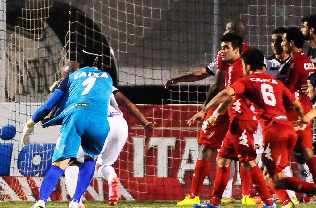 Puxão de de Alexandro na camisa de Andrey gera polêmica - Rodrigo Villalba/AFI