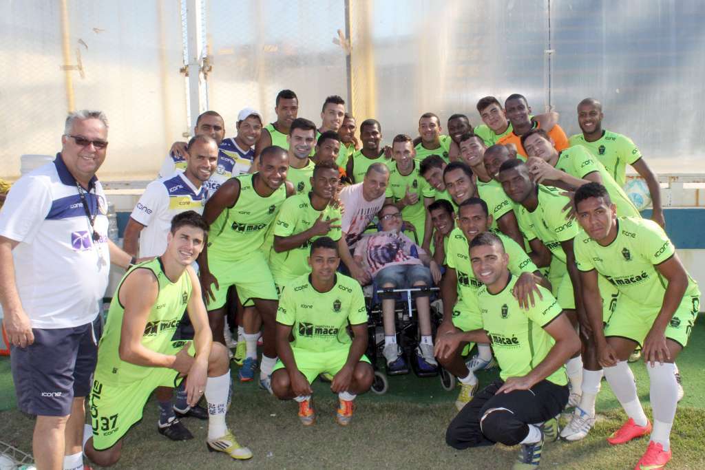 Torcedor João Antônio é recebido com festa no treino do Macaé 