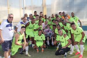 Série C: Torcedor mais do que especial, João Antônio é recebido com festa pelo Macaé