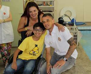 D'Alessandro aproveita folga e visita AACD, instituição beneficiada pelo Lance de Craque