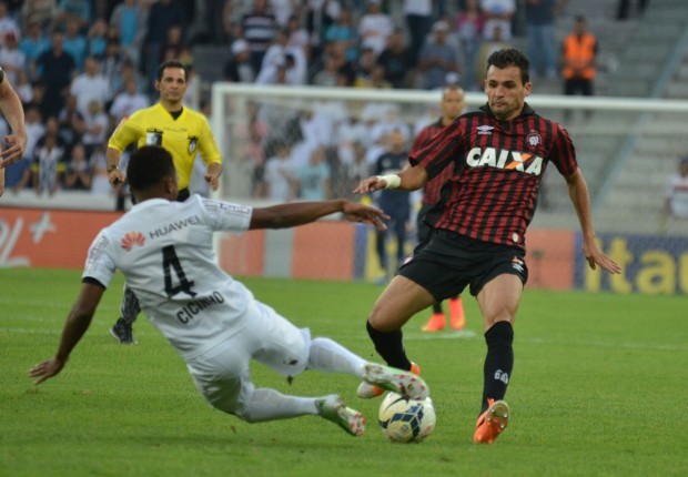 Sem maiores pretensões no Brasileirão, Atlético e Santos fizeram uma partida equilibrada na Arena da Baixada