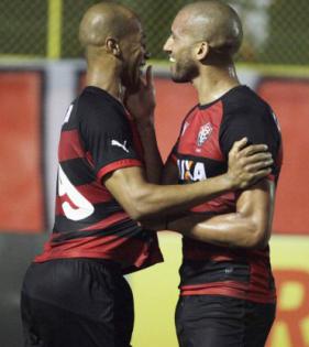 Dinei abriu o placar para o Vitória, que depois cedeu o empate ao Coritiba