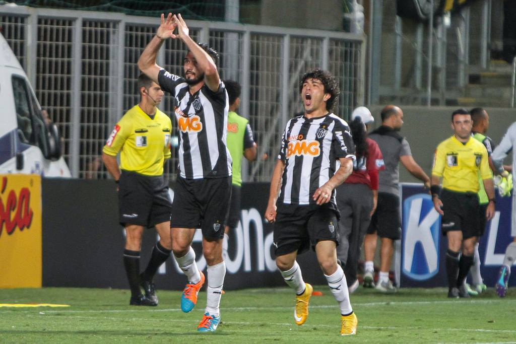 Luan comemora um de seus gols na goleada por 4 a 0 sobre o Flamengo