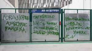Torcida do Palmeiras picha portões do novo estádio