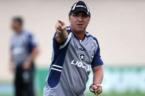 Ex-técnico do Botafogo, Estevam Soares não joga a toalha e diz que Jobson nunca foi batedor de pênalti