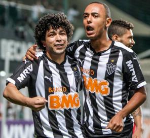 Luan, cabeludo, comemora um dos dois gols que o Atlético-MG fez contra o Flamengo