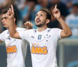 Éverton Ribeiro comemora o gol da virada sobre o Grêmio, em Porto Alegre