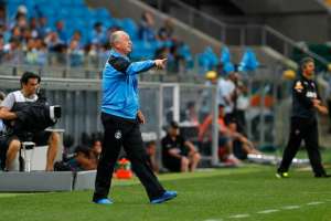 Felipão critica 4º árbitro após derrota do Grêmio: 'Ele não gosta da gente'