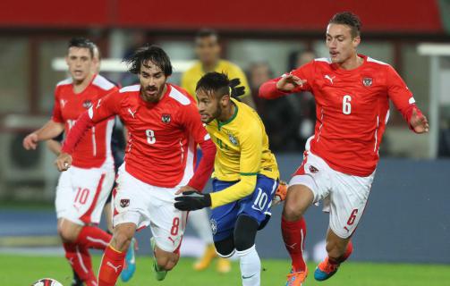 Neymar sempre bem vigiado pelos austríacos. Brasil não jogou bem, mas fechou 