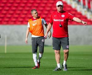 Abel Braga abre treino, mas faz não revela time titular