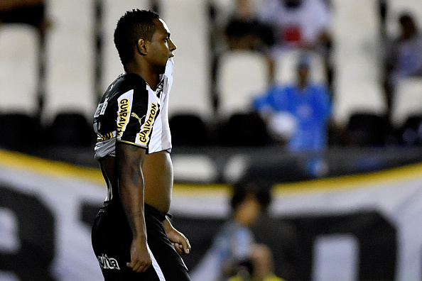 Jobson erra pênalti, mas está confirmado no time do Botafogo diante da Chapecoense 