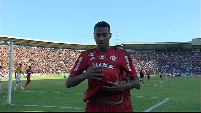 Élton dedica o gol à sua filha Manuela, que está prestes a nascer