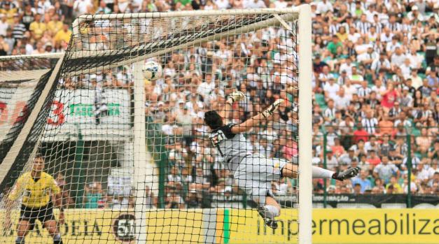 Pablo mandou a bola no ângulo e liquidou a fatura para o Figueirense sobre o Vitória - Foto: Figueirense - Oficial