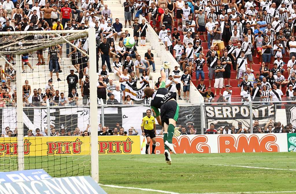 João Ricardo fez defesa milagrosas contra a Ponte Preta João Ricardo fez defesa milagrosas contra a Ponte Preta