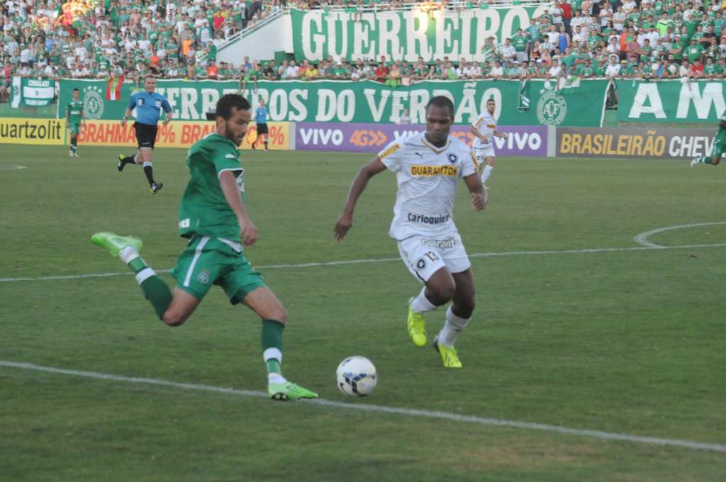 Leandro marcou os dois gols da vitória da Chapecoense