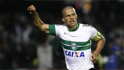 Alex comandou o Coritiba e afundou seu ex-time 