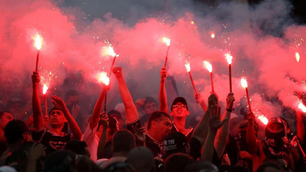 Torcida do Corinthians utilizou sinalizadores contra o Grêmio