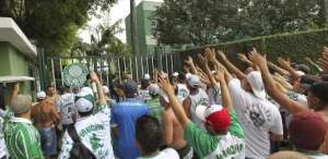 Com medo da torcida, Palmeiras chega a São Paulo escondido