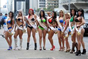 Musas do Brasileirão causam tumulto na avenida Paulista