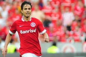 Nilmar e Alan Patrick treinam e podem reforçar o Internacional