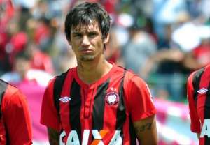 Com propostas para jogar o Paulistão, volante João Paulo, do Atlético-PR, despista sobre futuro