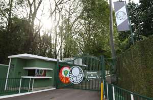 Torcedor do Palmeiras joga sal grosso na porta da Academia de Futebol